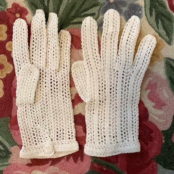 Lovely vintage hand crocheted cotton gloves with handmade button at wrist. - Picture 2 of 9